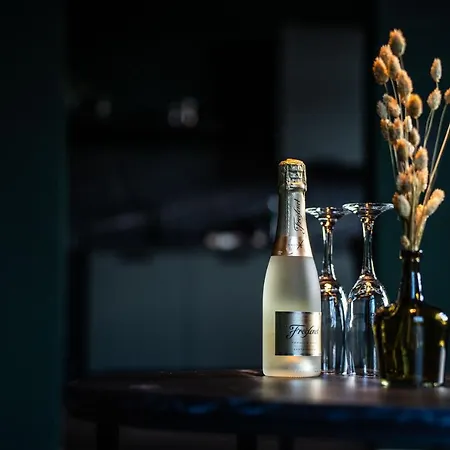 Llr Design - Emerald Im Zentrum Von Apartment