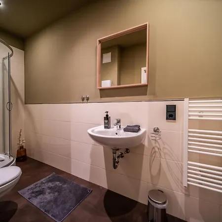 Llr Design Apartment Am Bahnhof - Emerald Green Κόμπλεντς